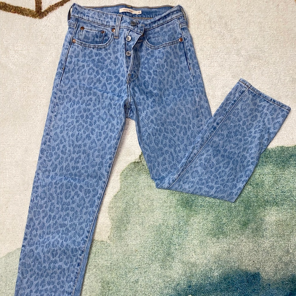 Women’s Levi cropped mom jeans!! Basically new!